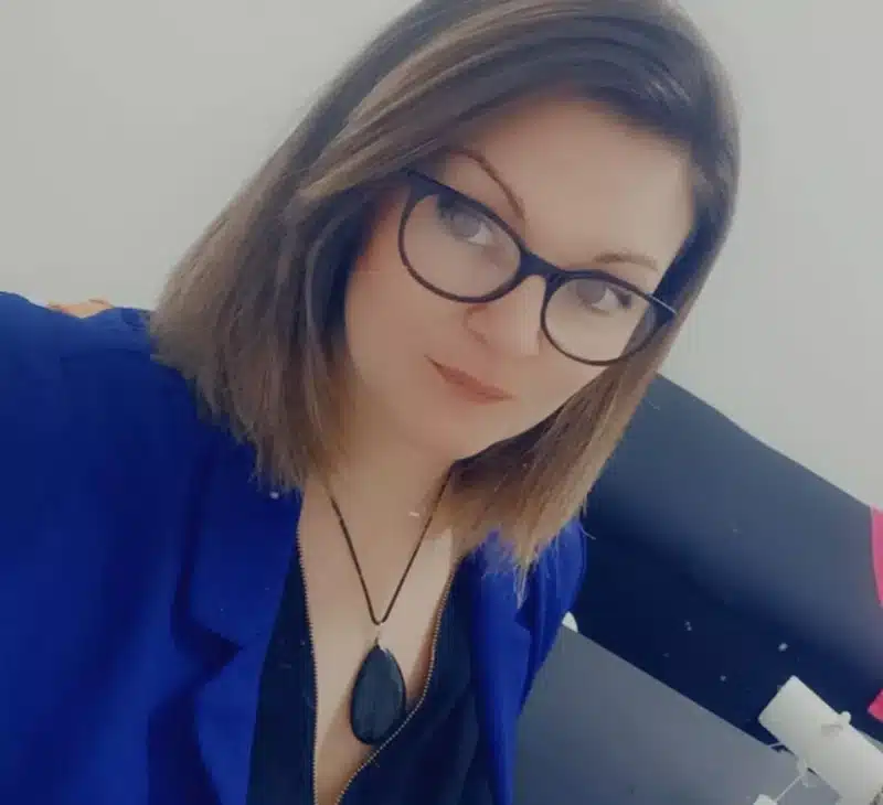 Portrait d'Iris perez, praticienne bien-être d'Iris Holistique et du Boudoir d'iris pour des soins esthétiques ( onglerie, beauté du regard)